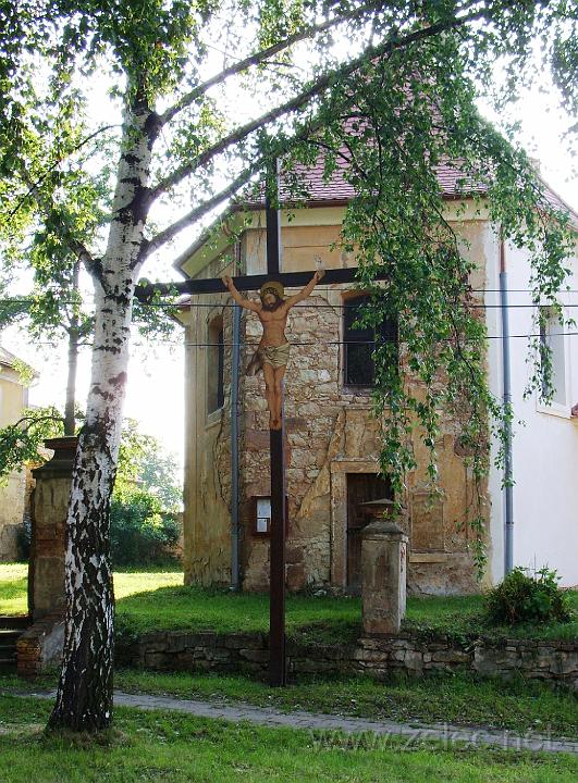 Kříž u kostela