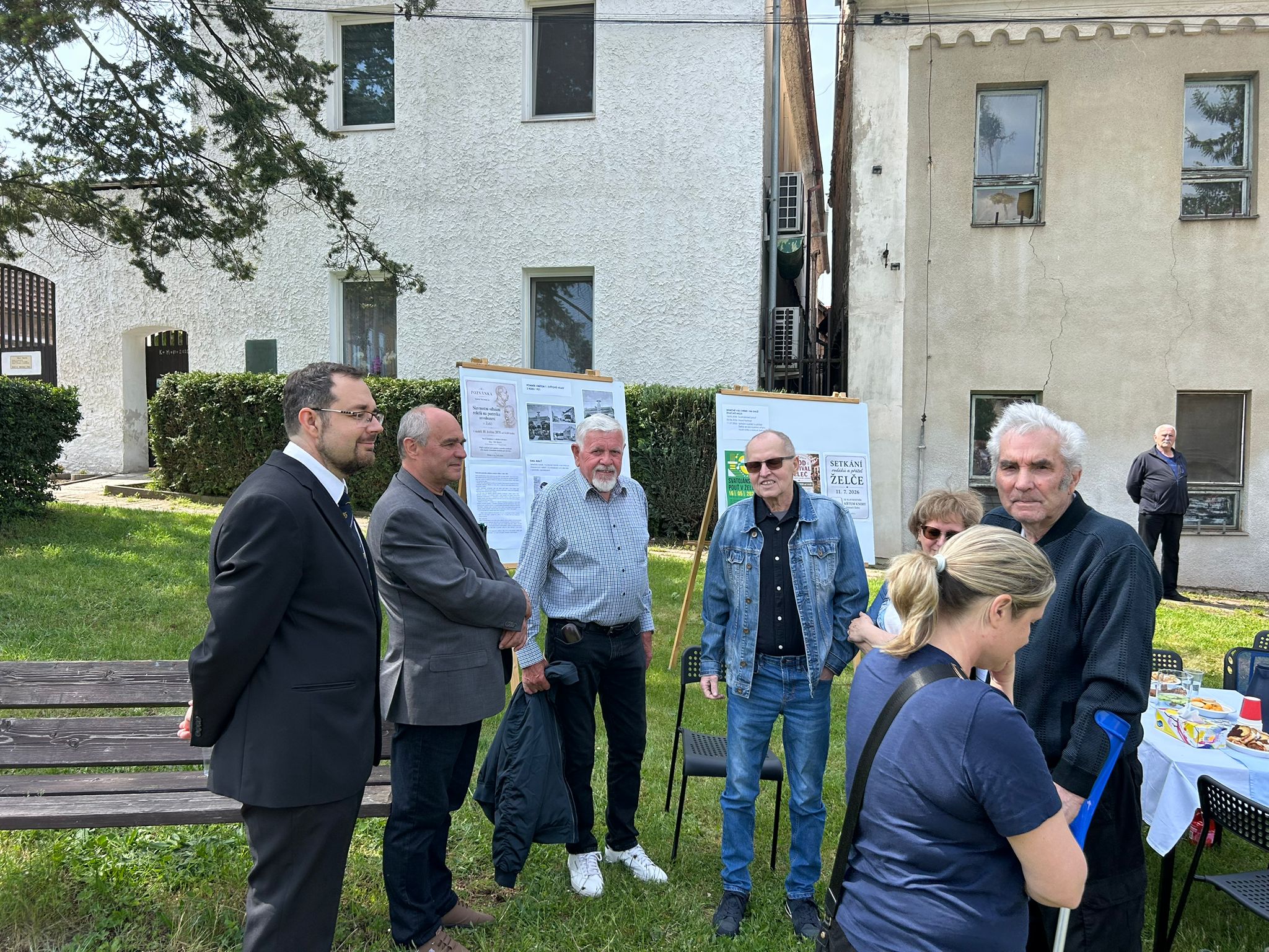 Při slavnostím odhalení reliéfů v Želči na pomníku osvobození