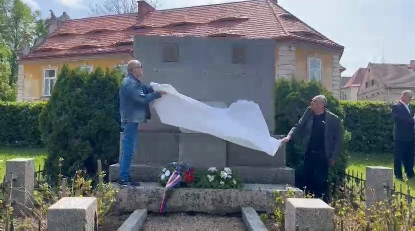 Při slavnostím odhalení reliéfů v Želči na pomníku osvobození
