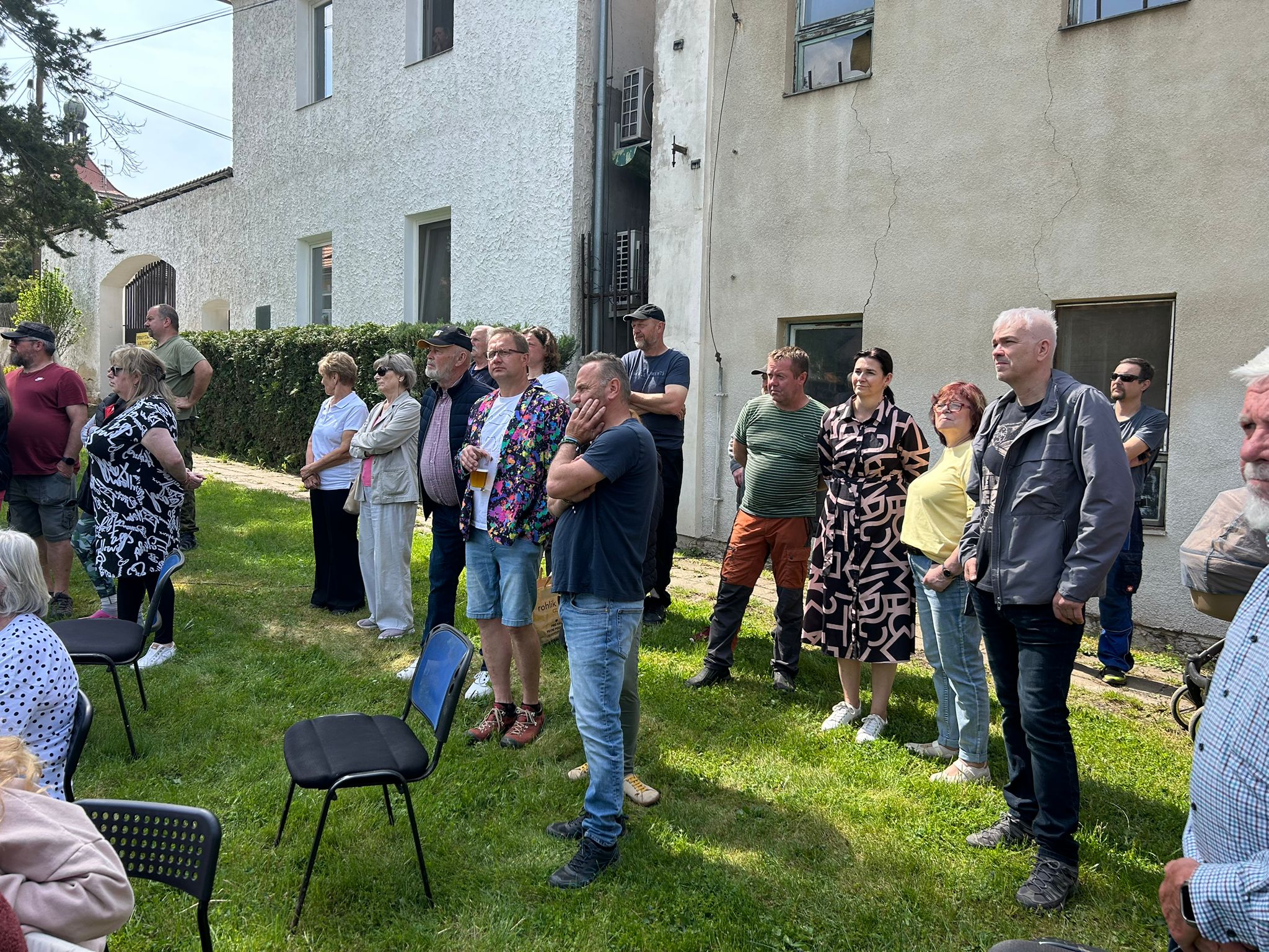 Při slavnostím odhalení reliéfů v Želči na pomníku osvobození