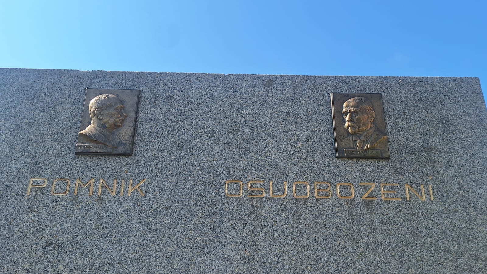 Při slavnostím odhalení reliéfů v Želči na pomníku osvobození