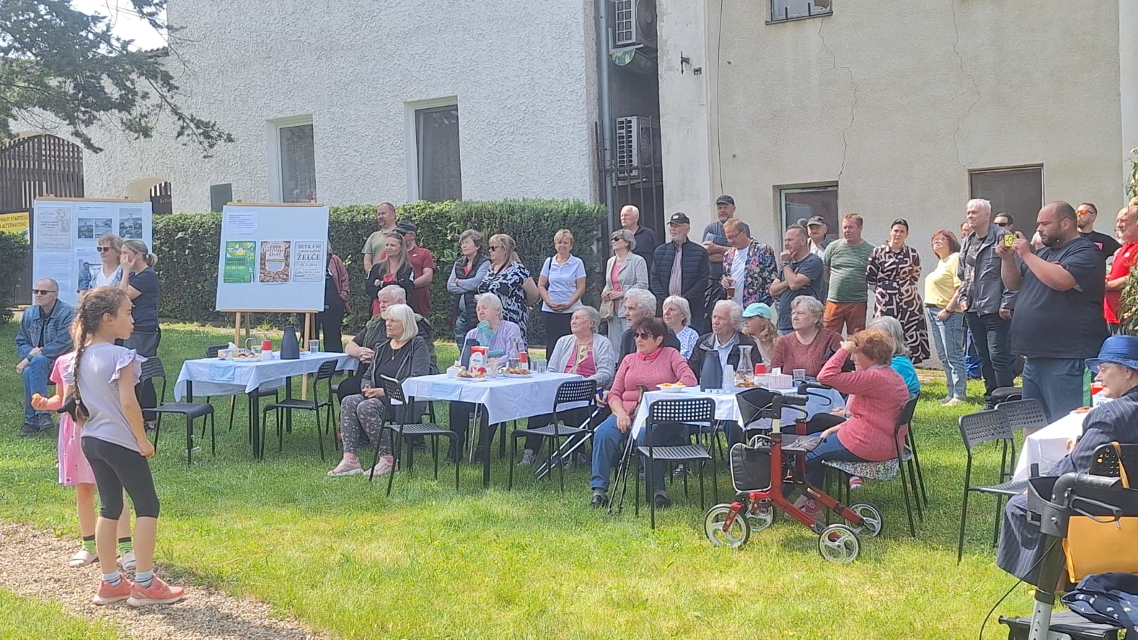Při slavnostím odhalení reliéfů v Želči na pomníku osvobození