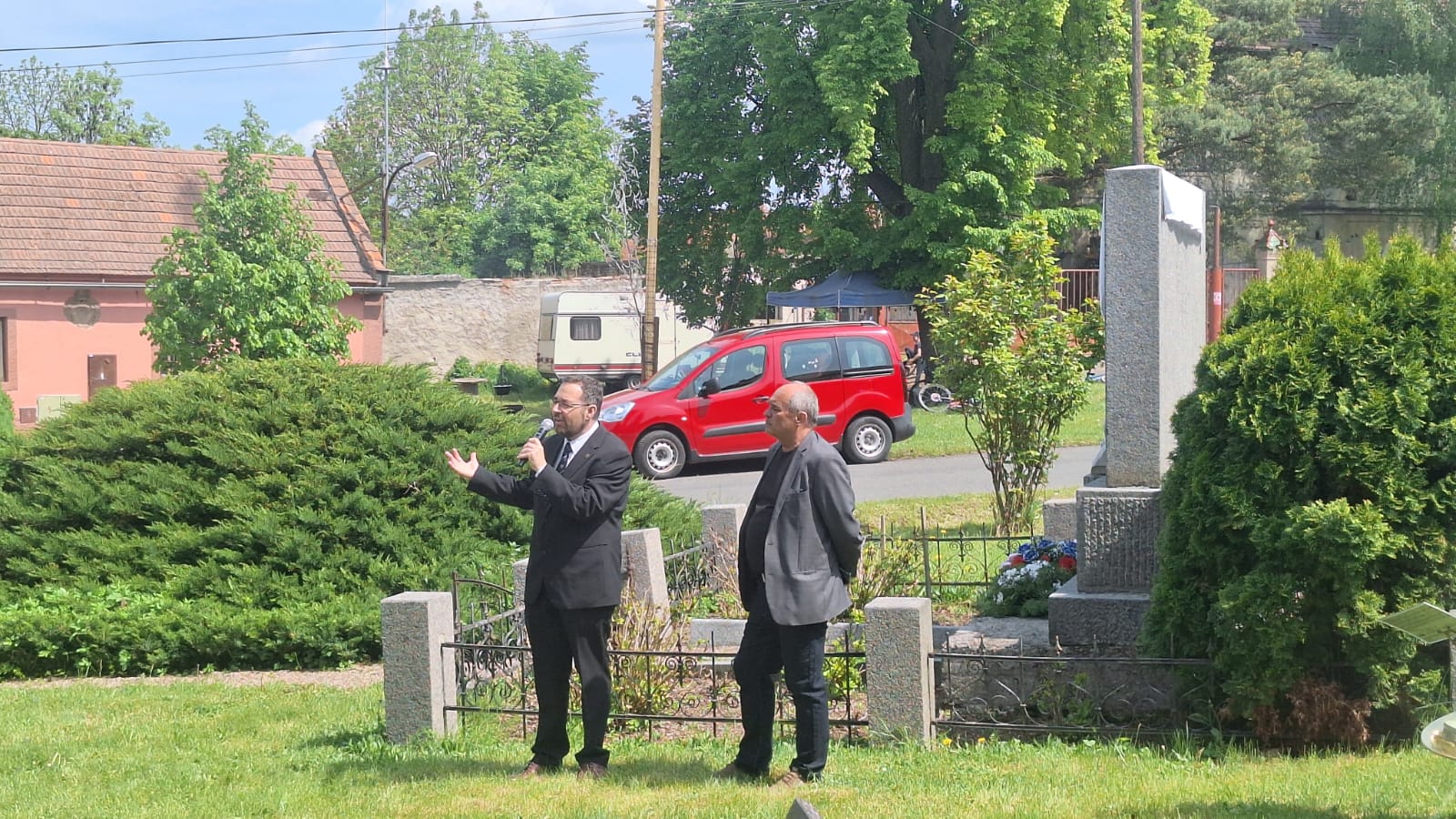 Při slavnostím odhalení reliéfů v Želči na pomníku osvobození