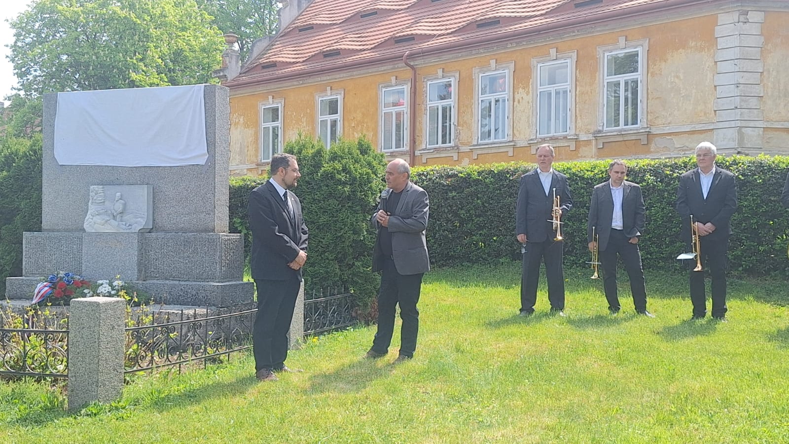 Při slavnostím odhalení reliéfů v Želči na pomníku osvobození