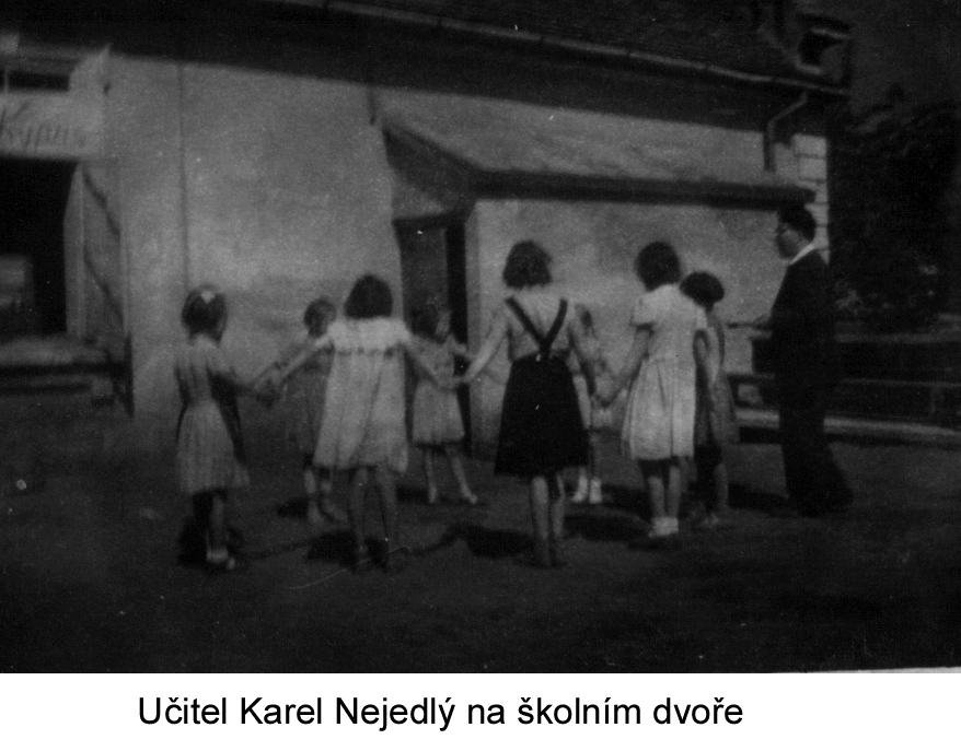 Žáci české školy před budovou